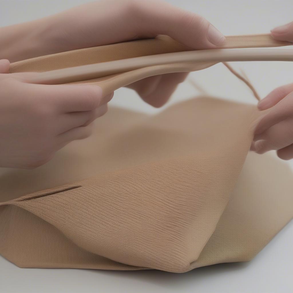 Weaving the base of the paper bag with precision